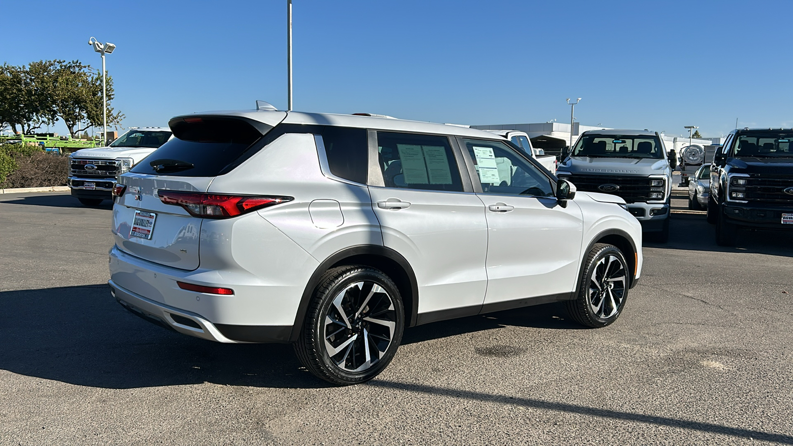 2023 Mitsubishi Outlander SE 3