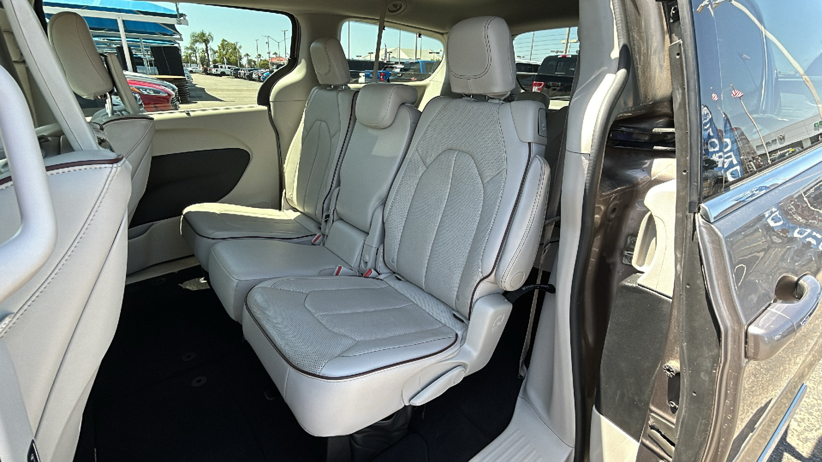 2017 Chrysler Pacifica Limited 14