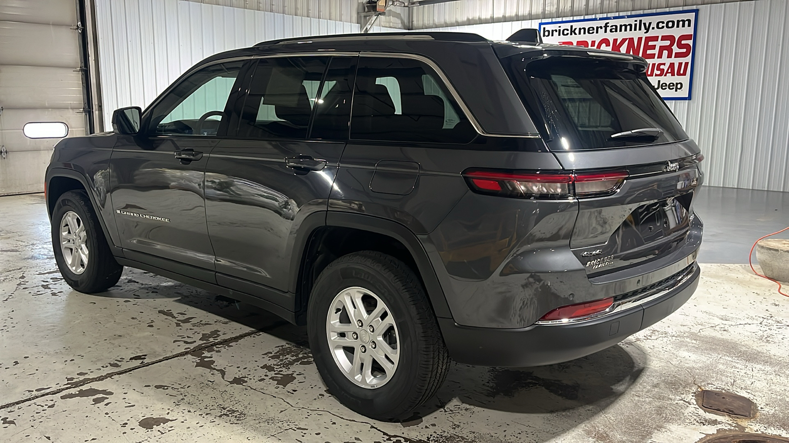 2022 Jeep Grand Cherokee Laredo 3