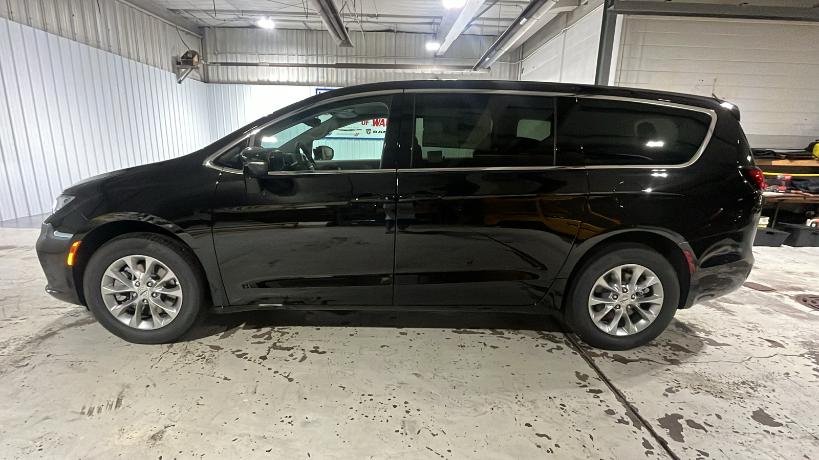 2024 CHRYSLER Pacifica Touring L 2