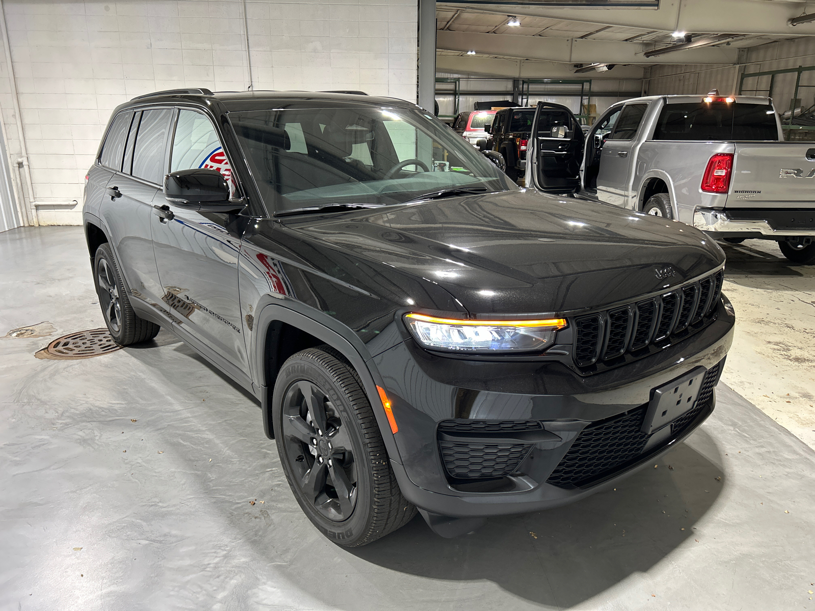 2023 Jeep Grand Cherokee Altitude 7