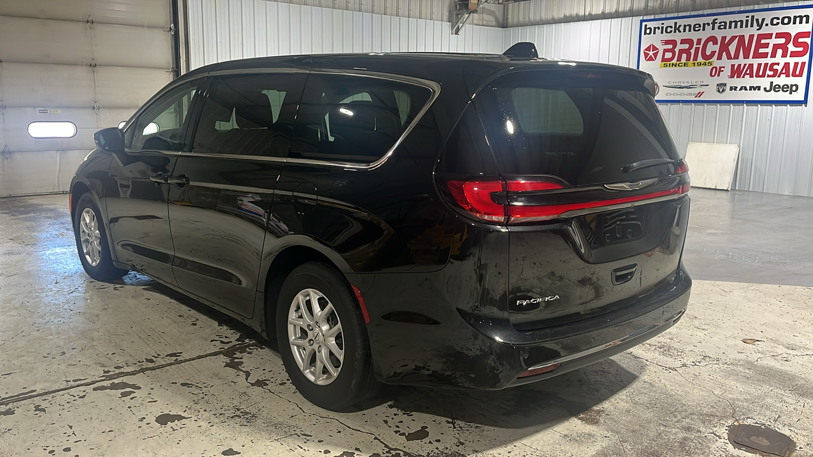 2023 Chrysler Pacifica Touring L 3