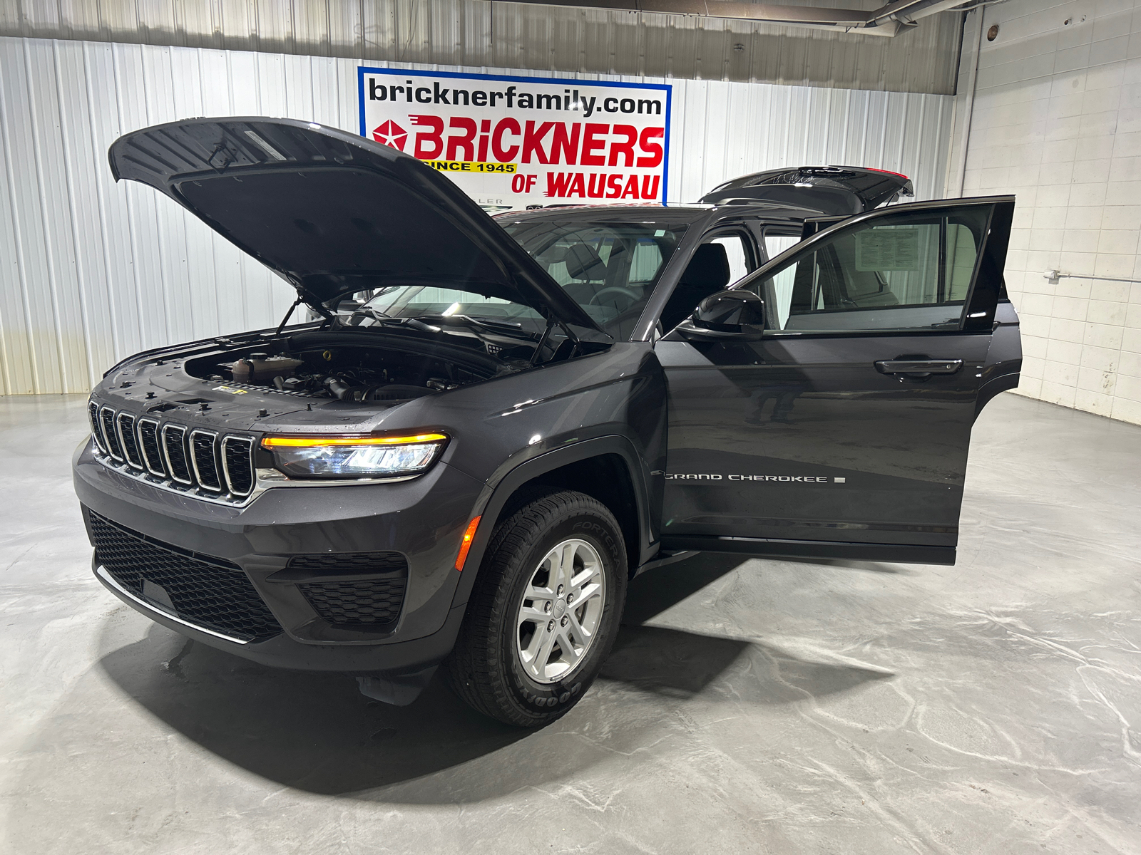 2023 Jeep Grand Cherokee Laredo 11