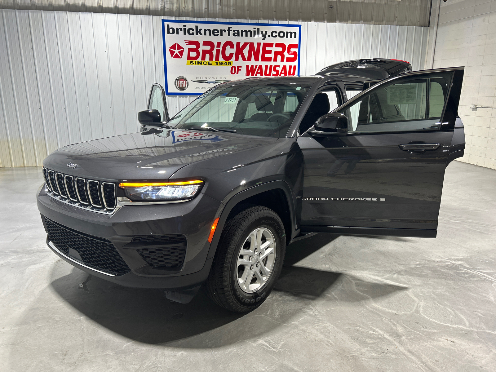 2023 Jeep Grand Cherokee Laredo 12