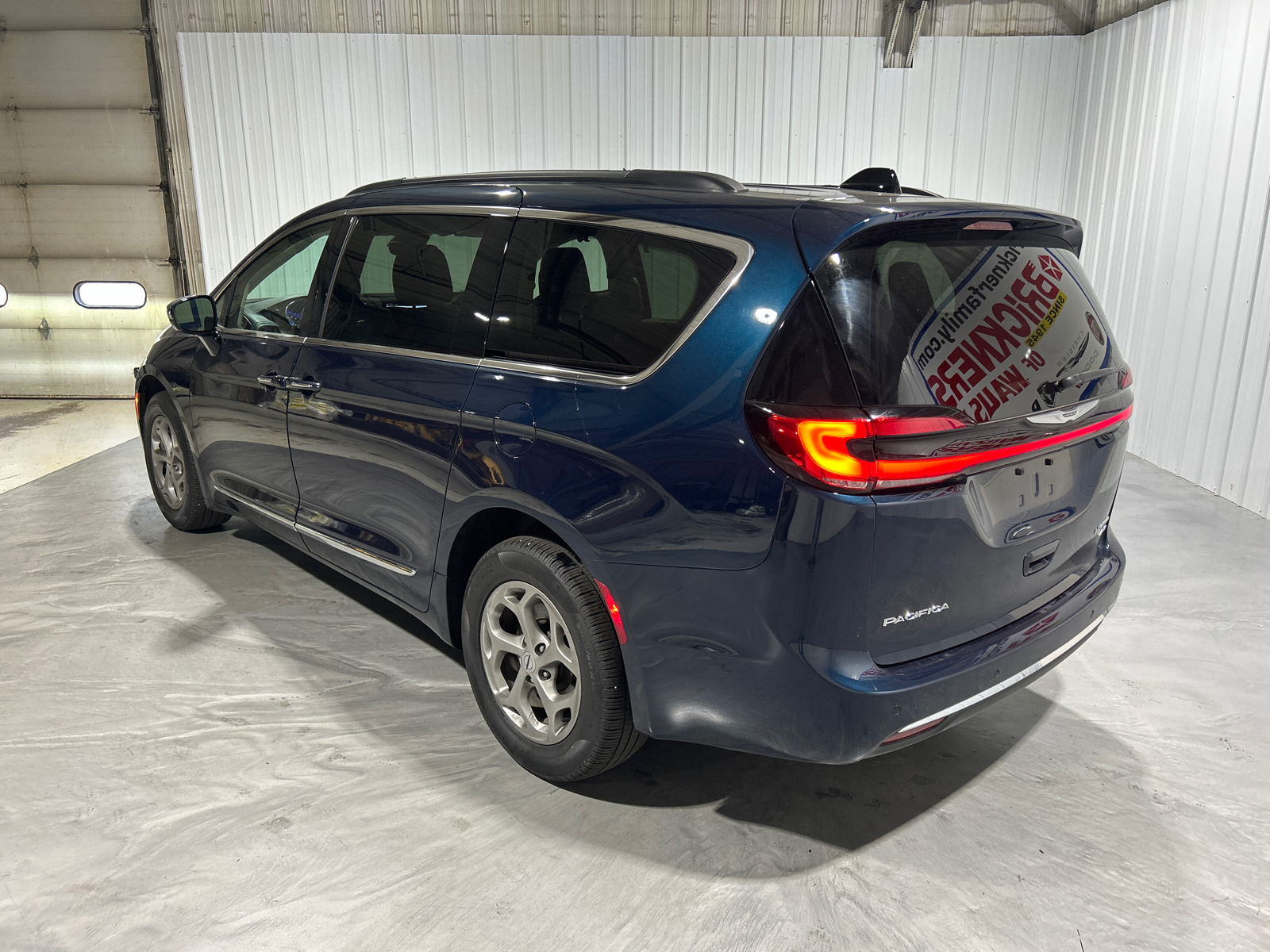 2023 Chrysler Pacifica Limited 3