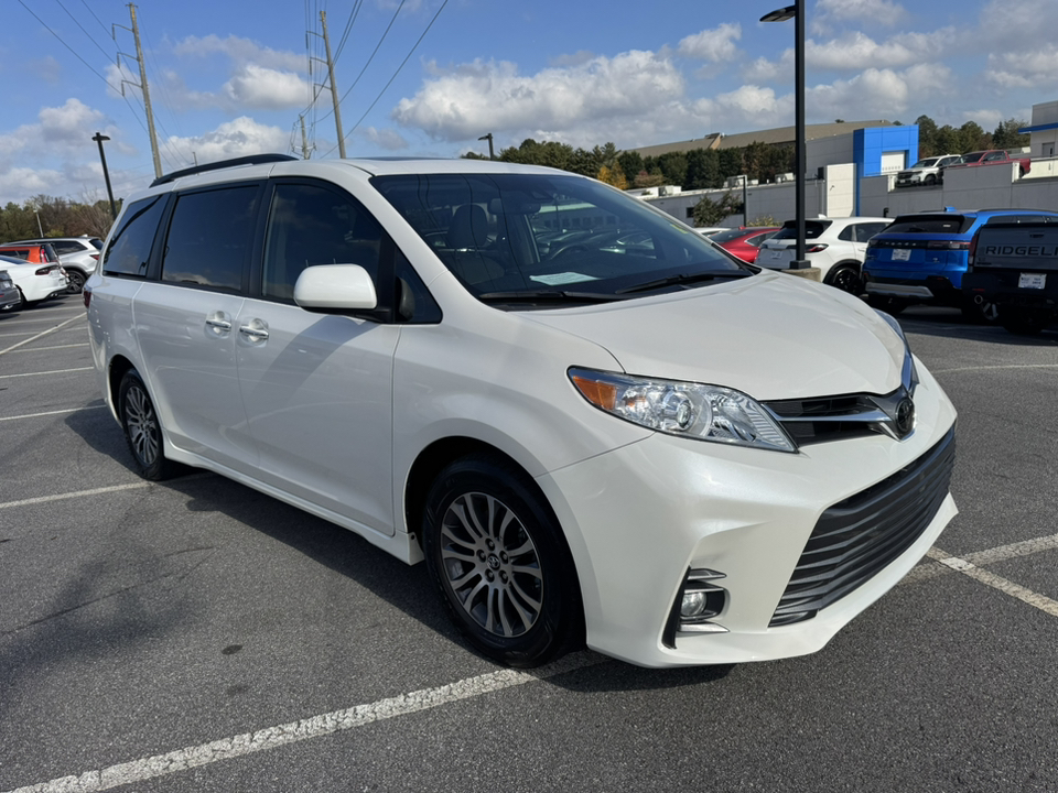 2019 Toyota Sienna XLE 1