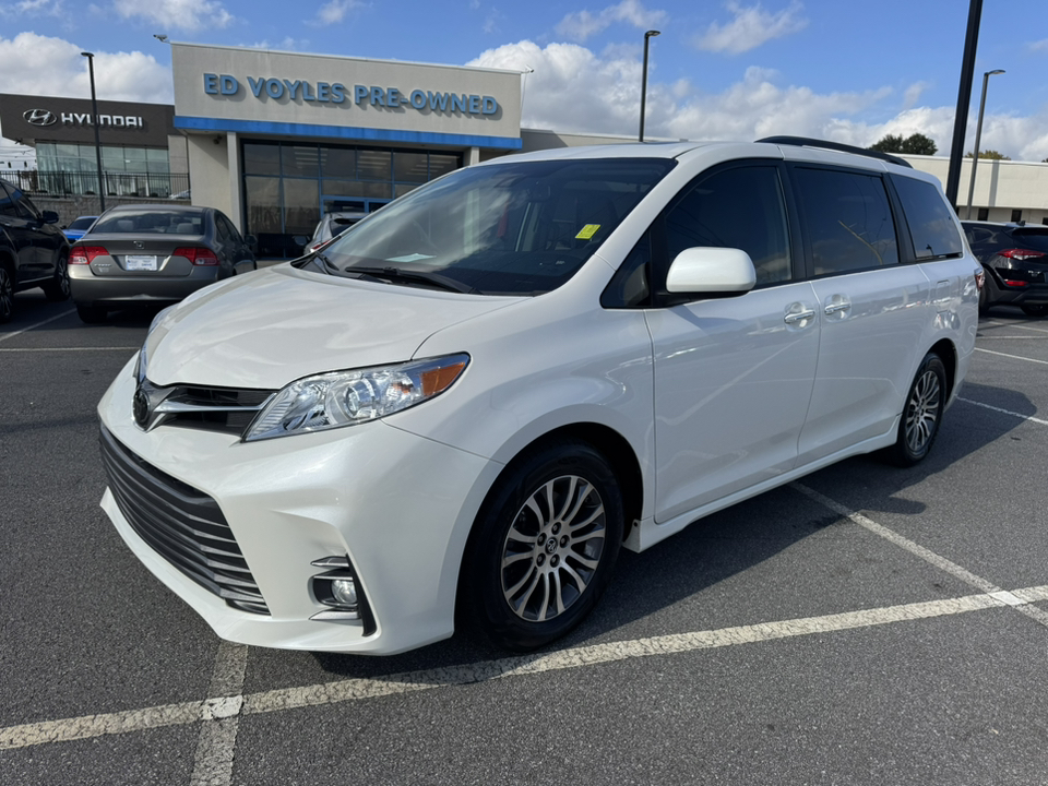 2019 Toyota Sienna XLE 3