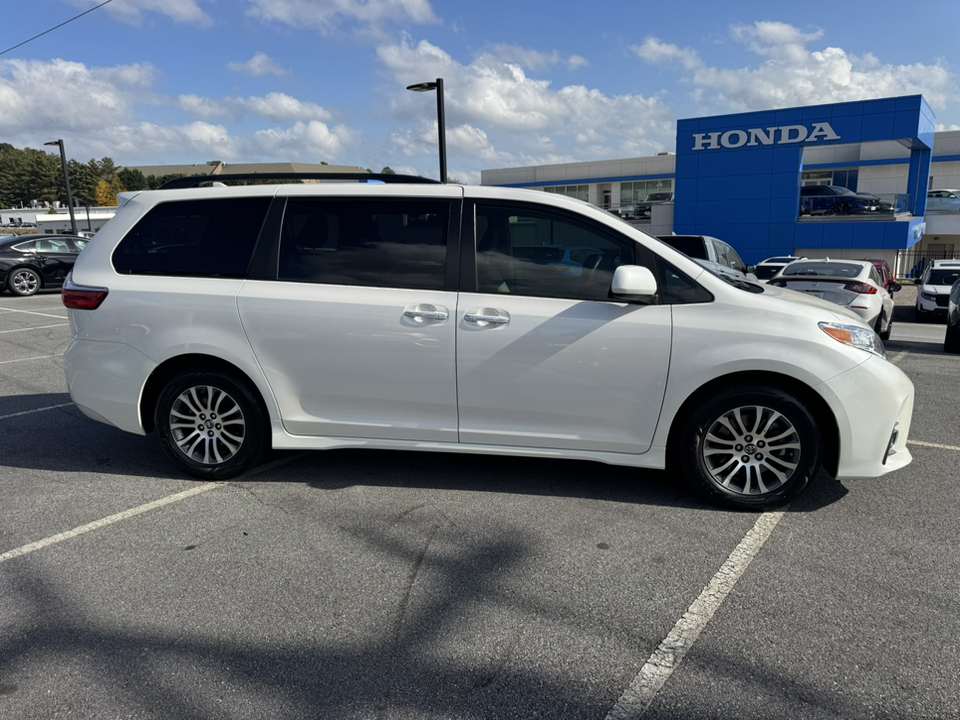 2019 Toyota Sienna XLE 8