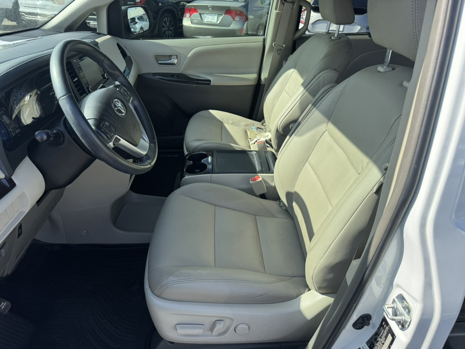 2019 Toyota Sienna XLE 9