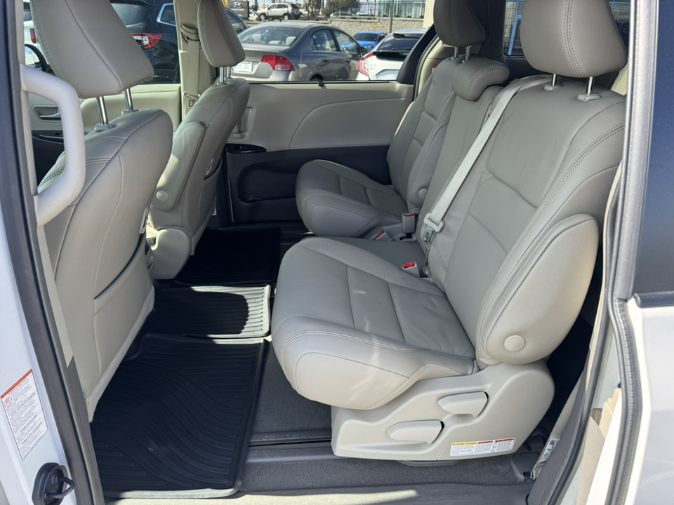 2019 Toyota Sienna XLE 12