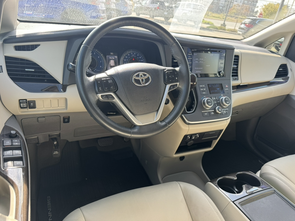 2019 Toyota Sienna XLE 13