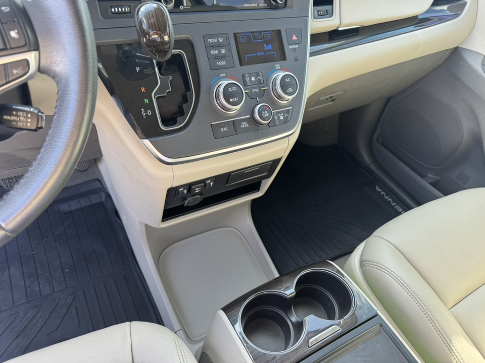 2019 Toyota Sienna XLE 21