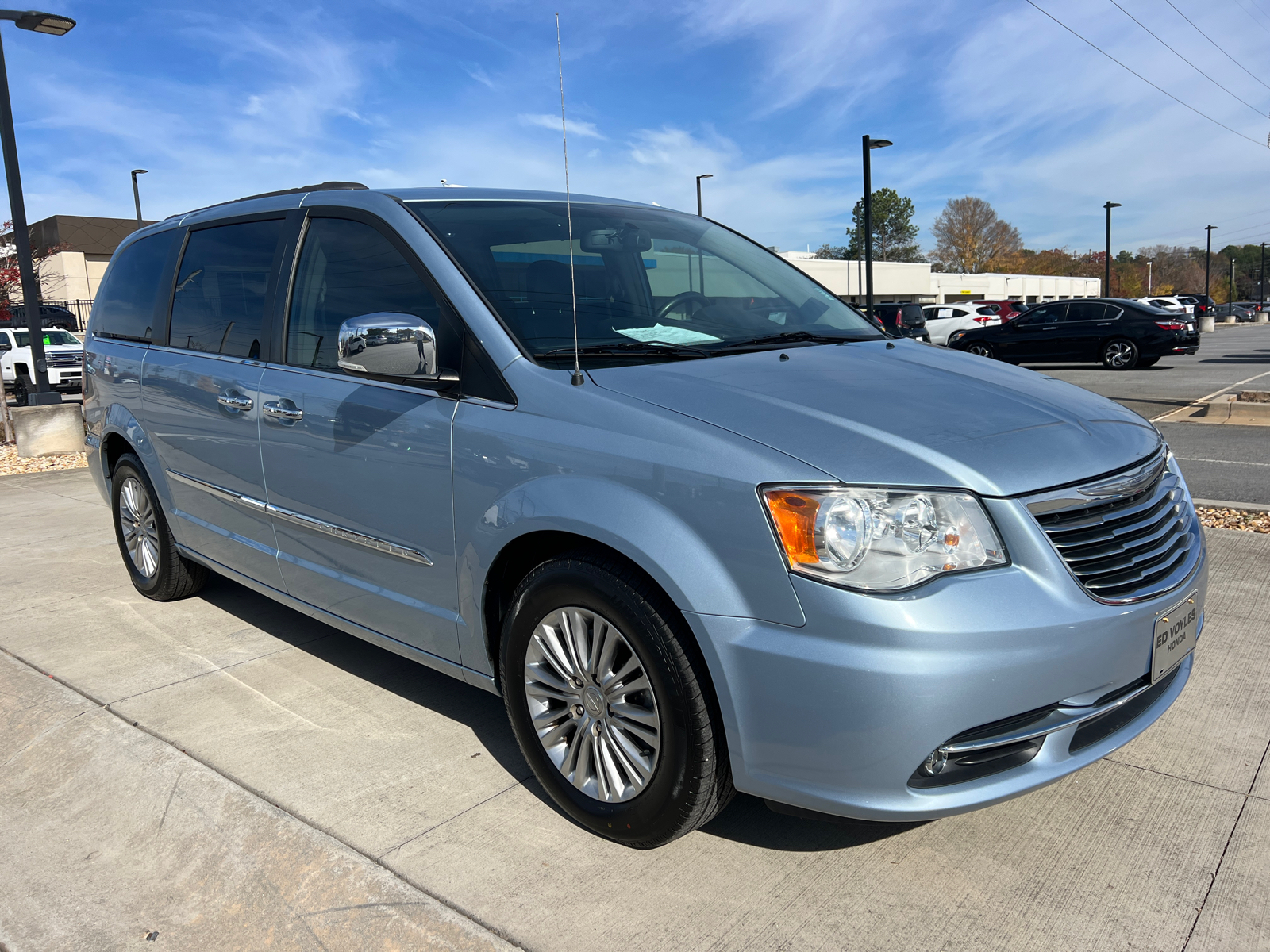 2016 Chrysler Town & Country Touring-L Anniversary Edition 1