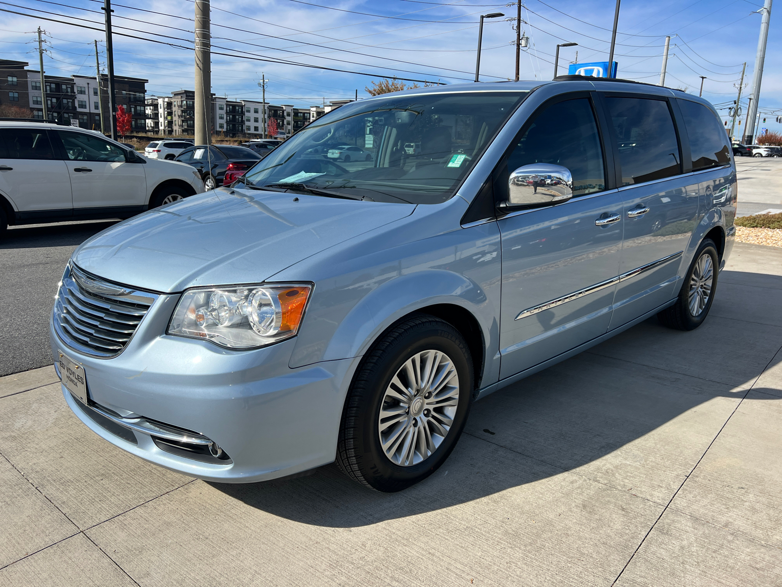 2016 Chrysler Town & Country Touring-L Anniversary Edition 3