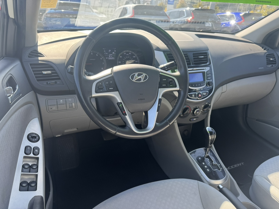 2013 Hyundai Accent SE 14