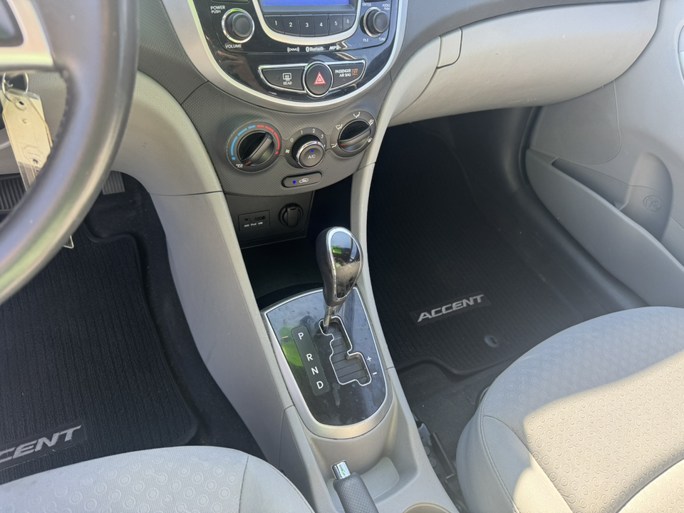 2013 Hyundai Accent SE 22