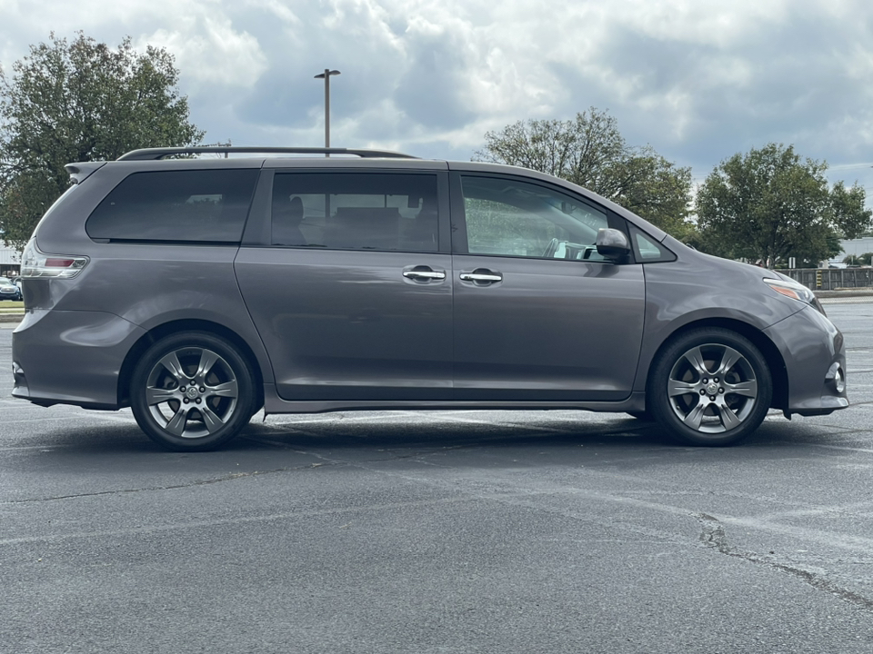 2016 Toyota Sienna  13