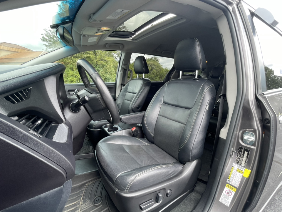 2016 Toyota Sienna  17