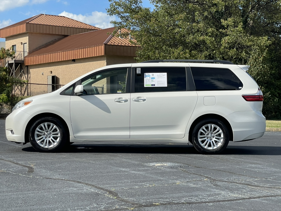 2017 Toyota Sienna Limited 10