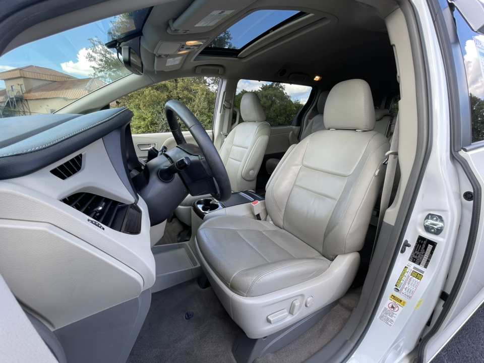 2017 Toyota Sienna Limited 18