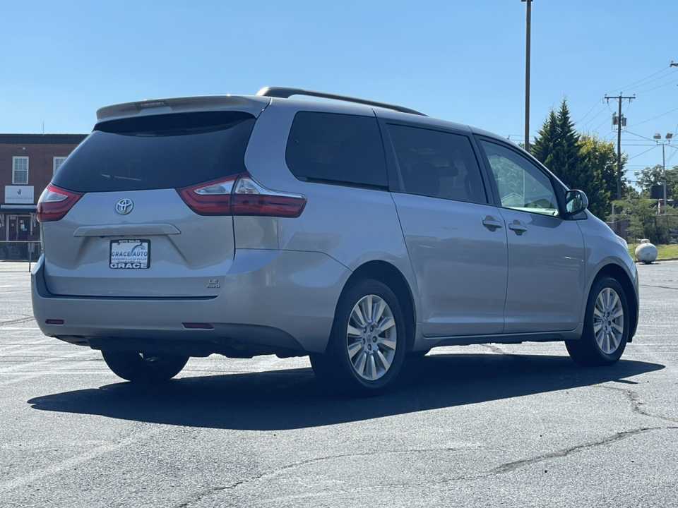 2015 Toyota Sienna LE 12