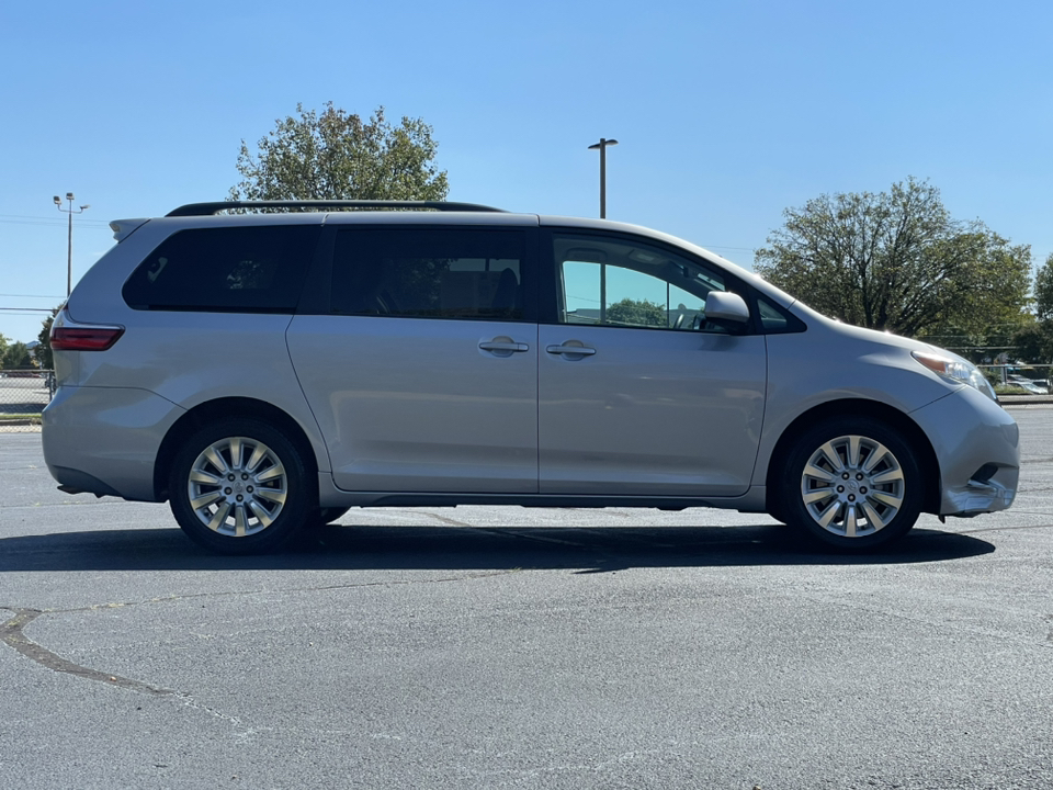 2015 Toyota Sienna LE 14