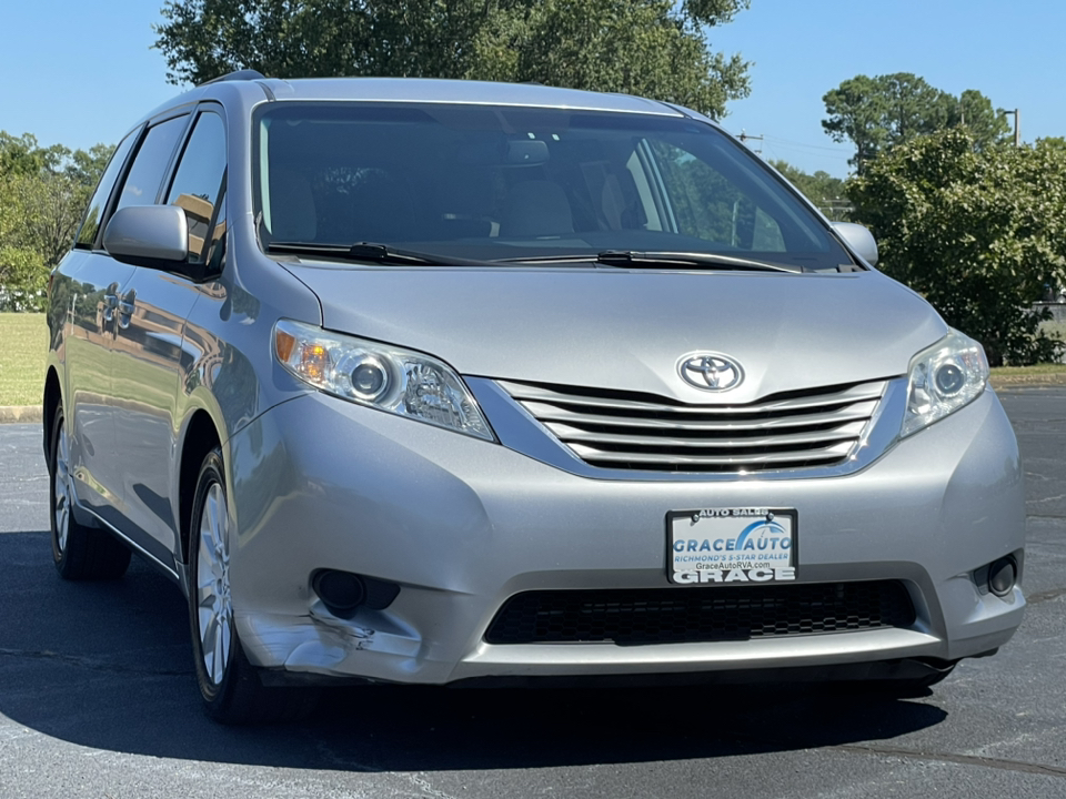 2015 Toyota Sienna LE 15