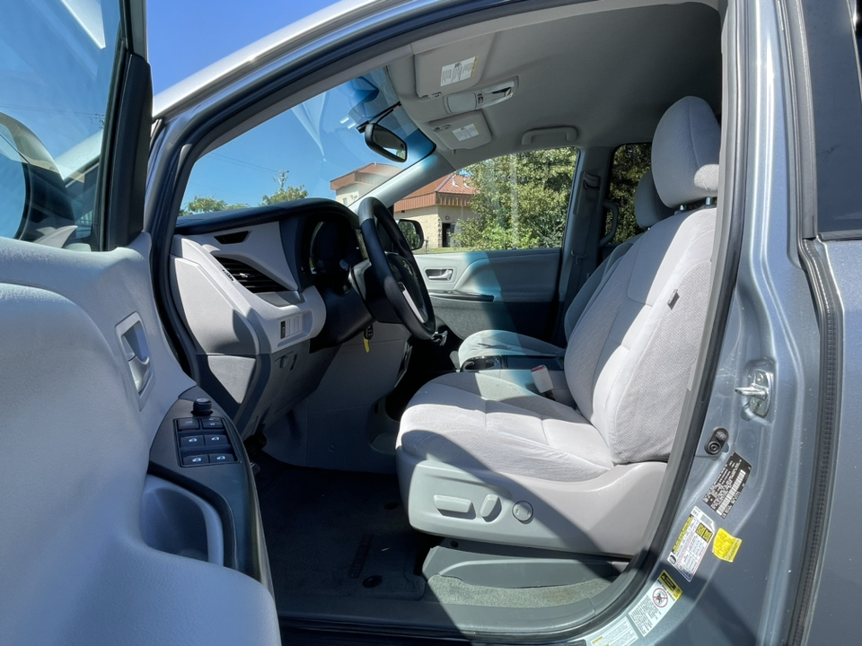 2015 Toyota Sienna LE 16