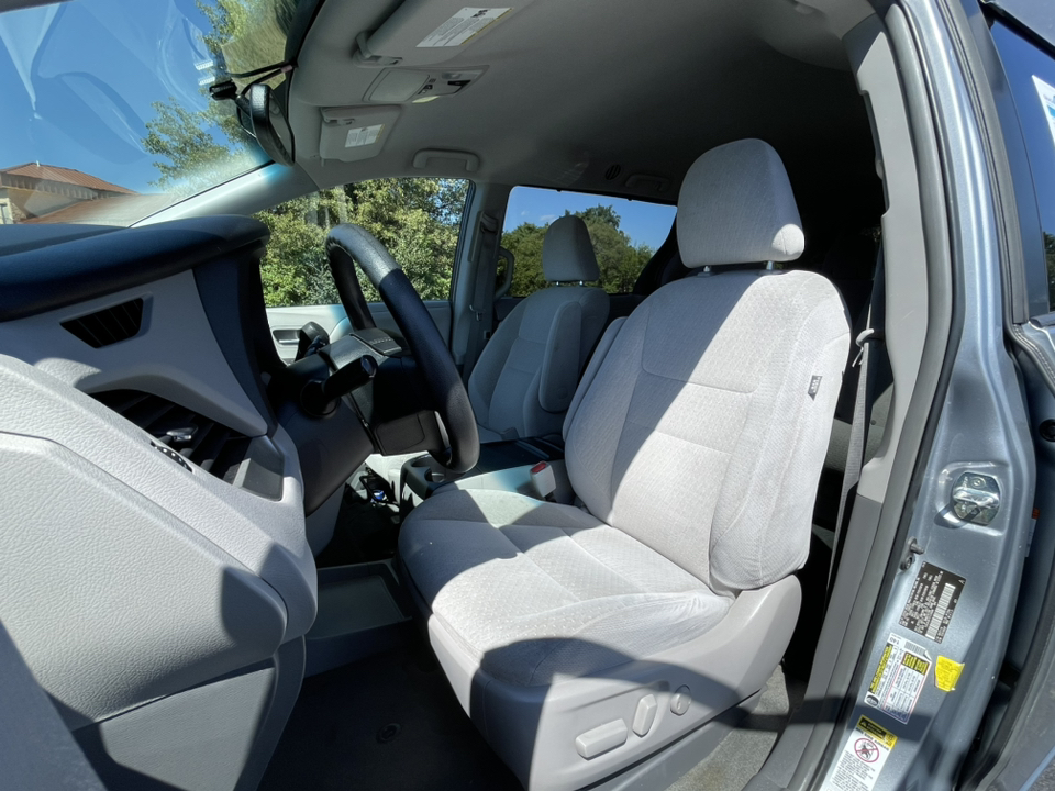 2015 Toyota Sienna LE 18