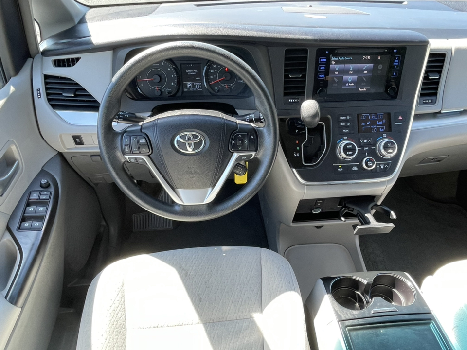 2015 Toyota Sienna LE 19