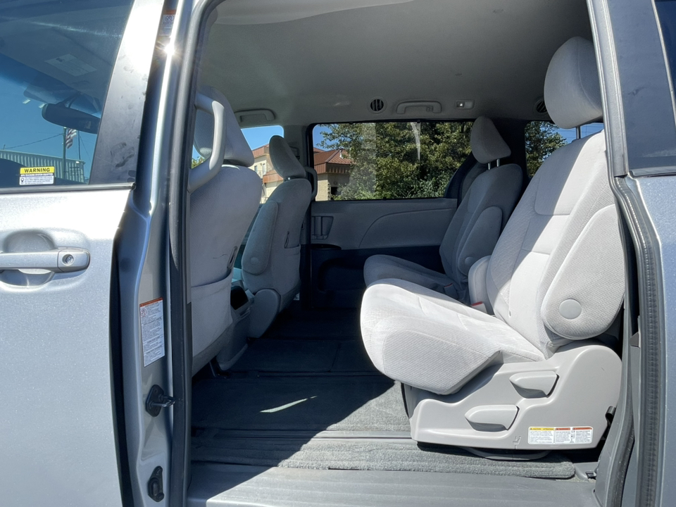 2015 Toyota Sienna LE 24