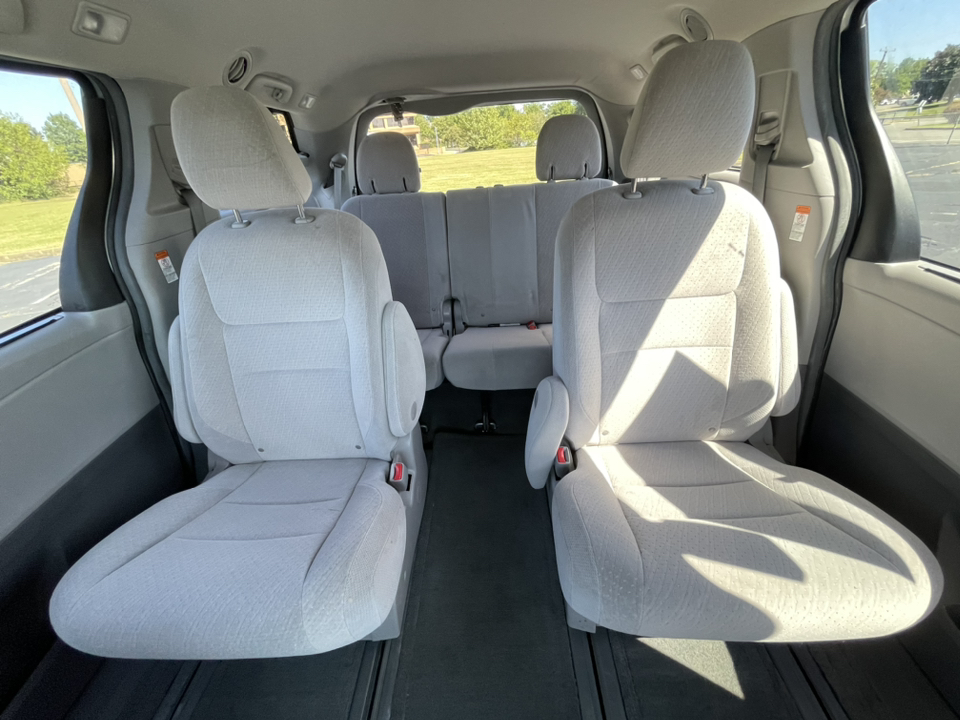 2015 Toyota Sienna LE 25