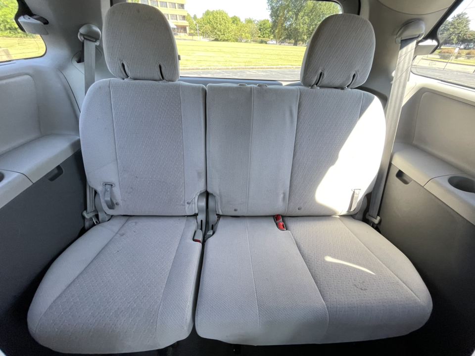 2015 Toyota Sienna LE 26