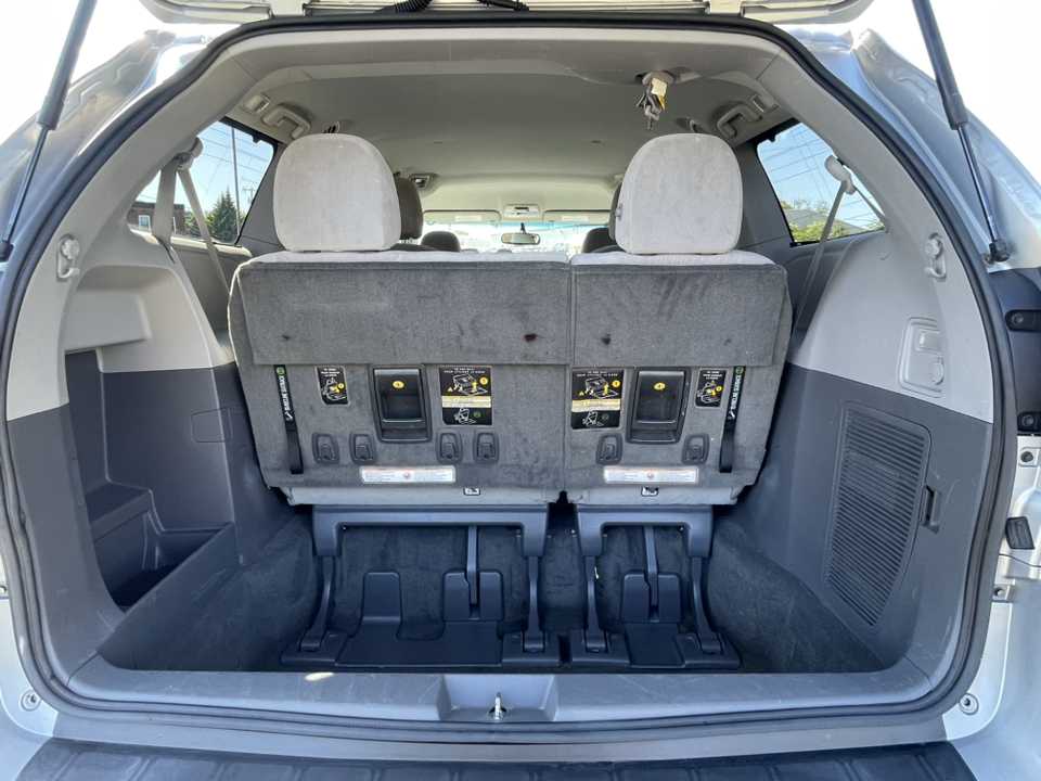 2015 Toyota Sienna LE 27