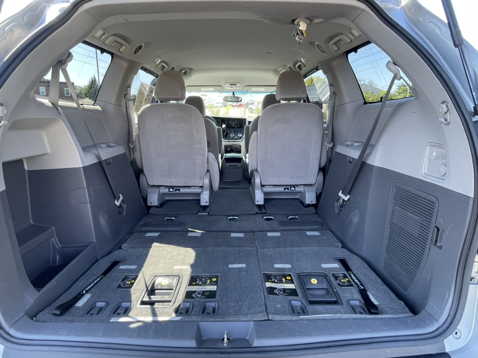 2015 Toyota Sienna LE 28