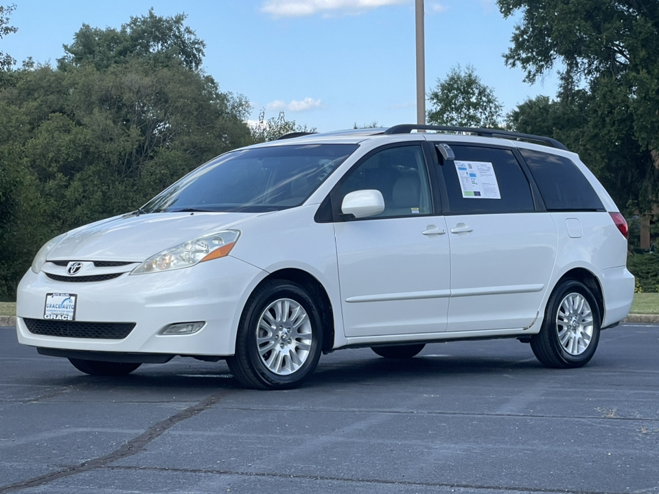 2010 Toyota Sienna XLE 11