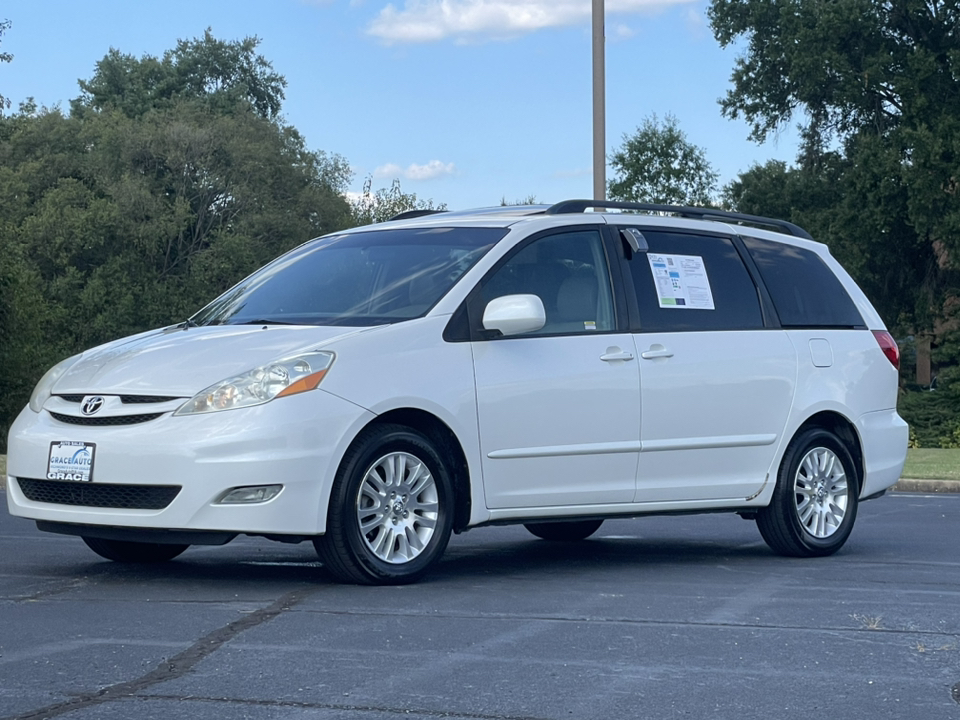 2010 Toyota Sienna XLE 12