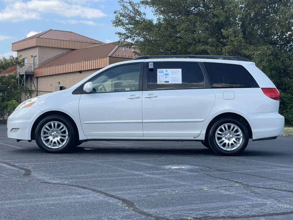 2010 Toyota Sienna XLE 13