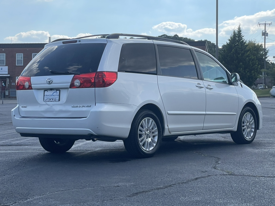 2010 Toyota Sienna XLE 16