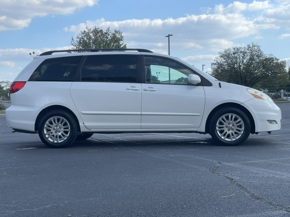 2010 Toyota Sienna XLE 17