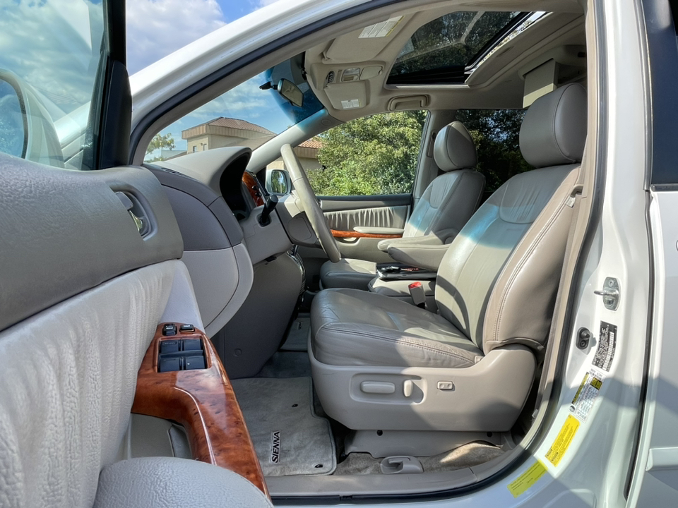 2010 Toyota Sienna XLE 19