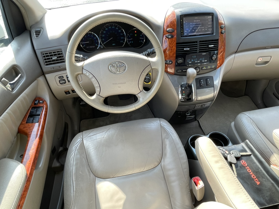 2010 Toyota Sienna XLE 22