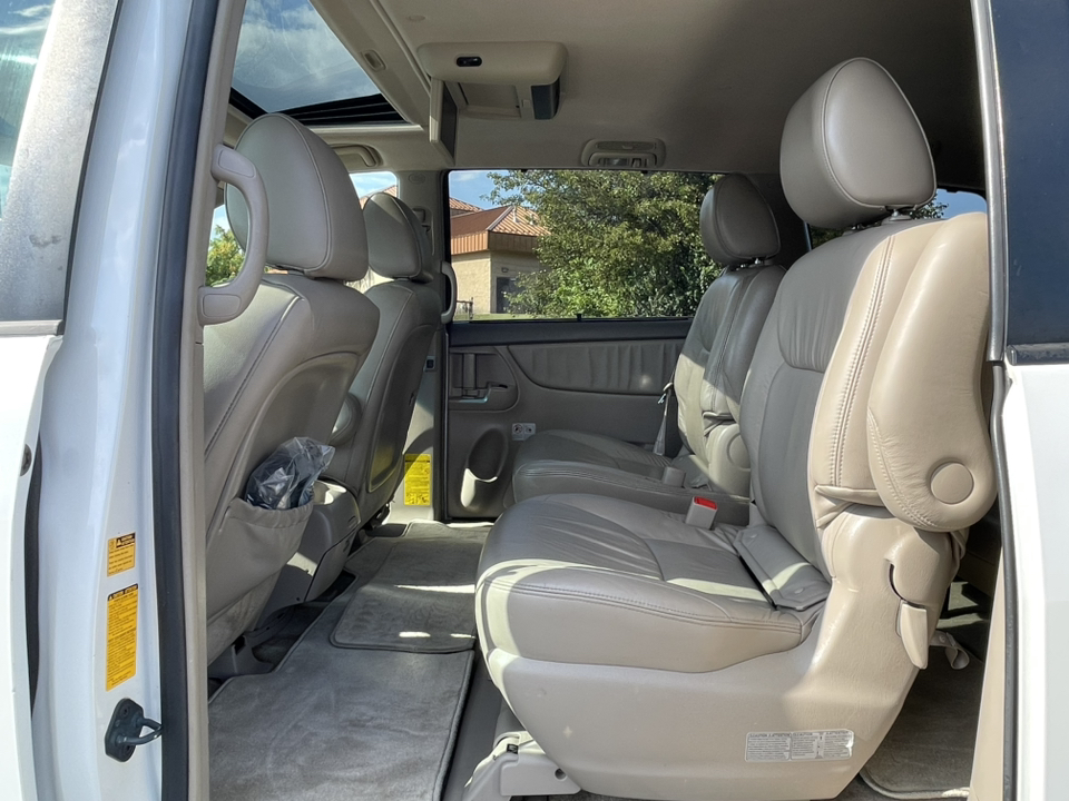 2010 Toyota Sienna XLE 29