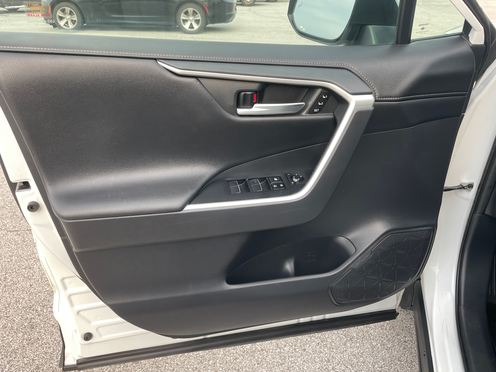 2019 Toyota RAV4 Limited 28