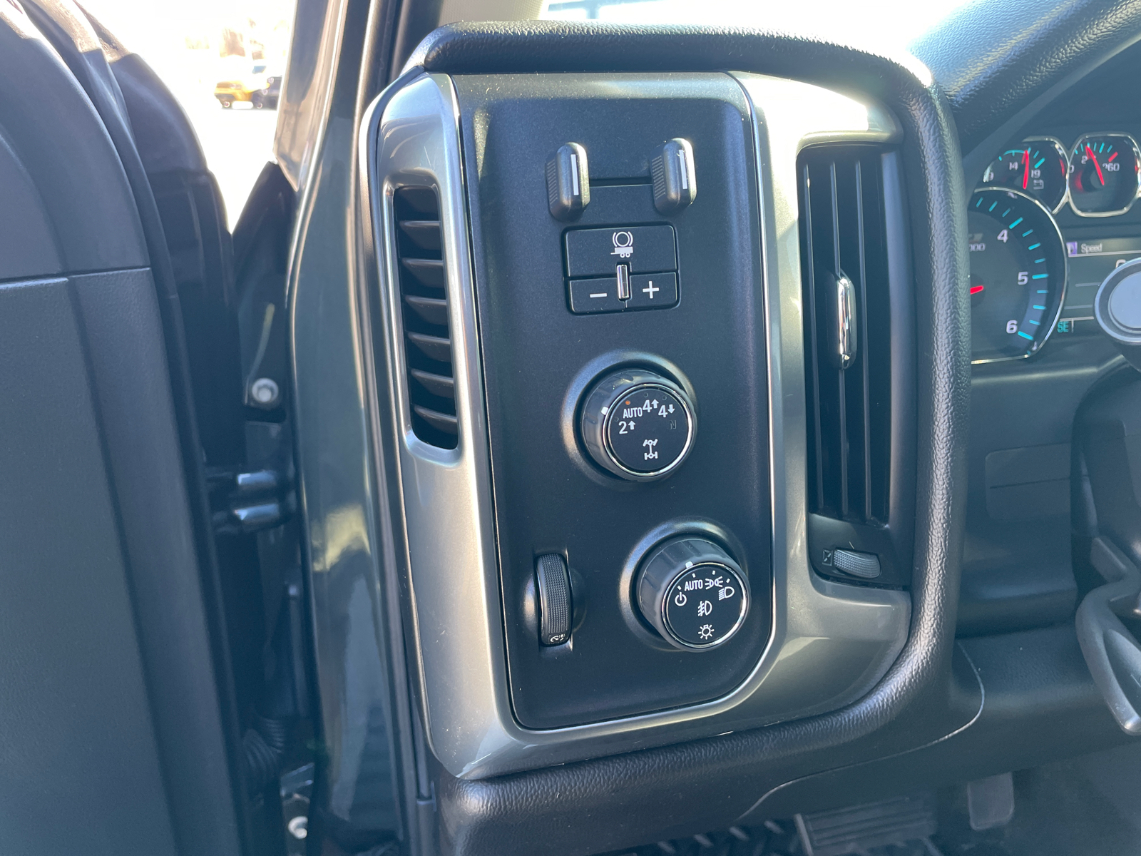 2018 Chevrolet Silverado 1500 LT 4WD Crew Cab 143.5 25