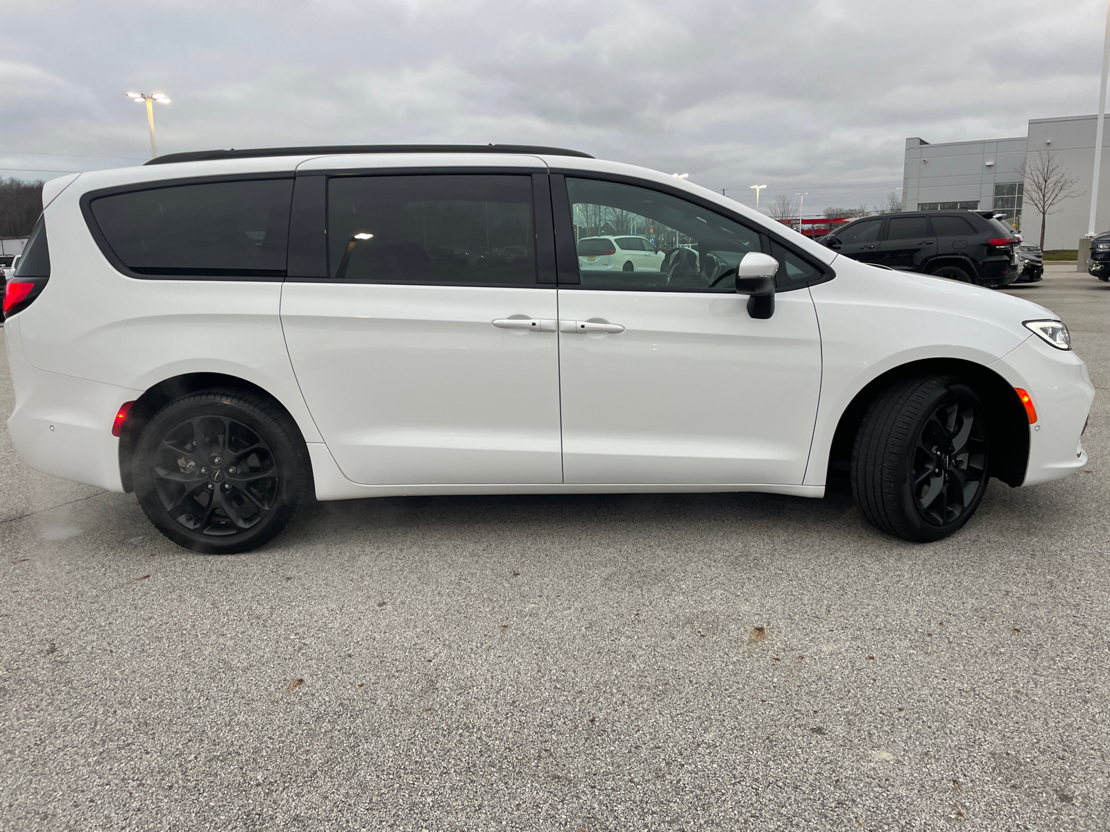 2023 Chrysler Pacifica Touring L 2