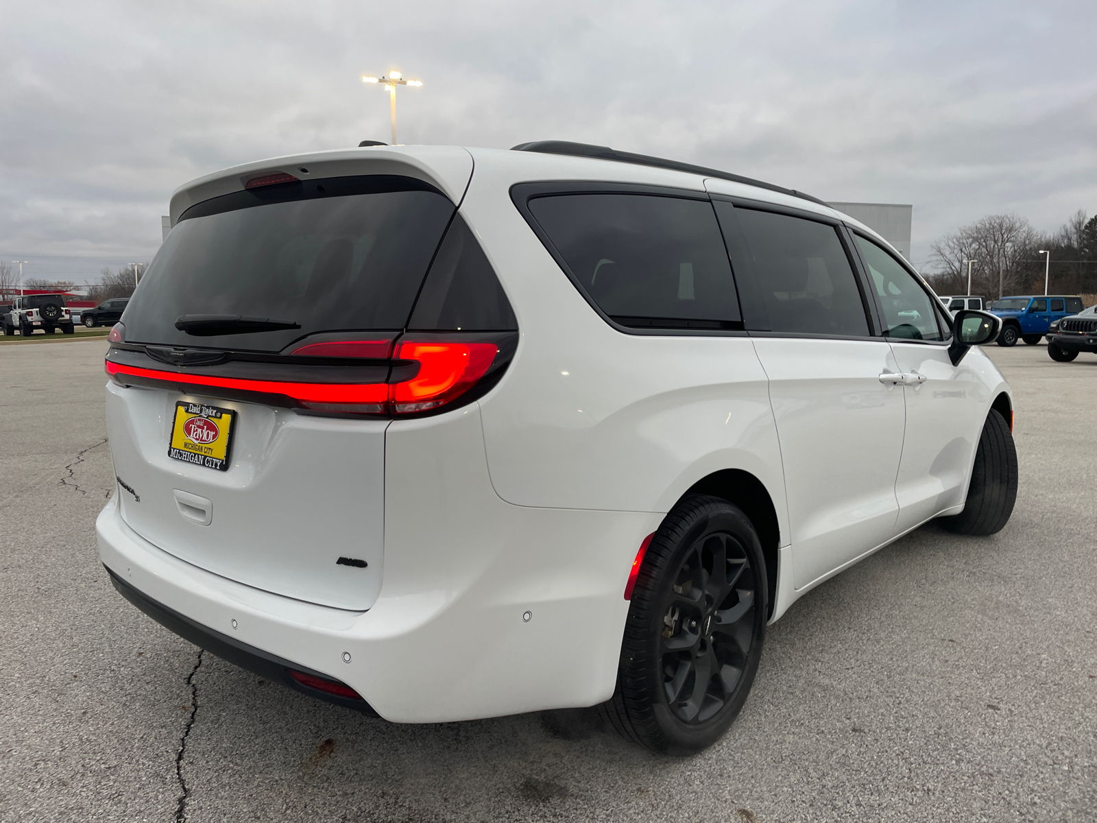 2023 Chrysler Pacifica Touring L 3