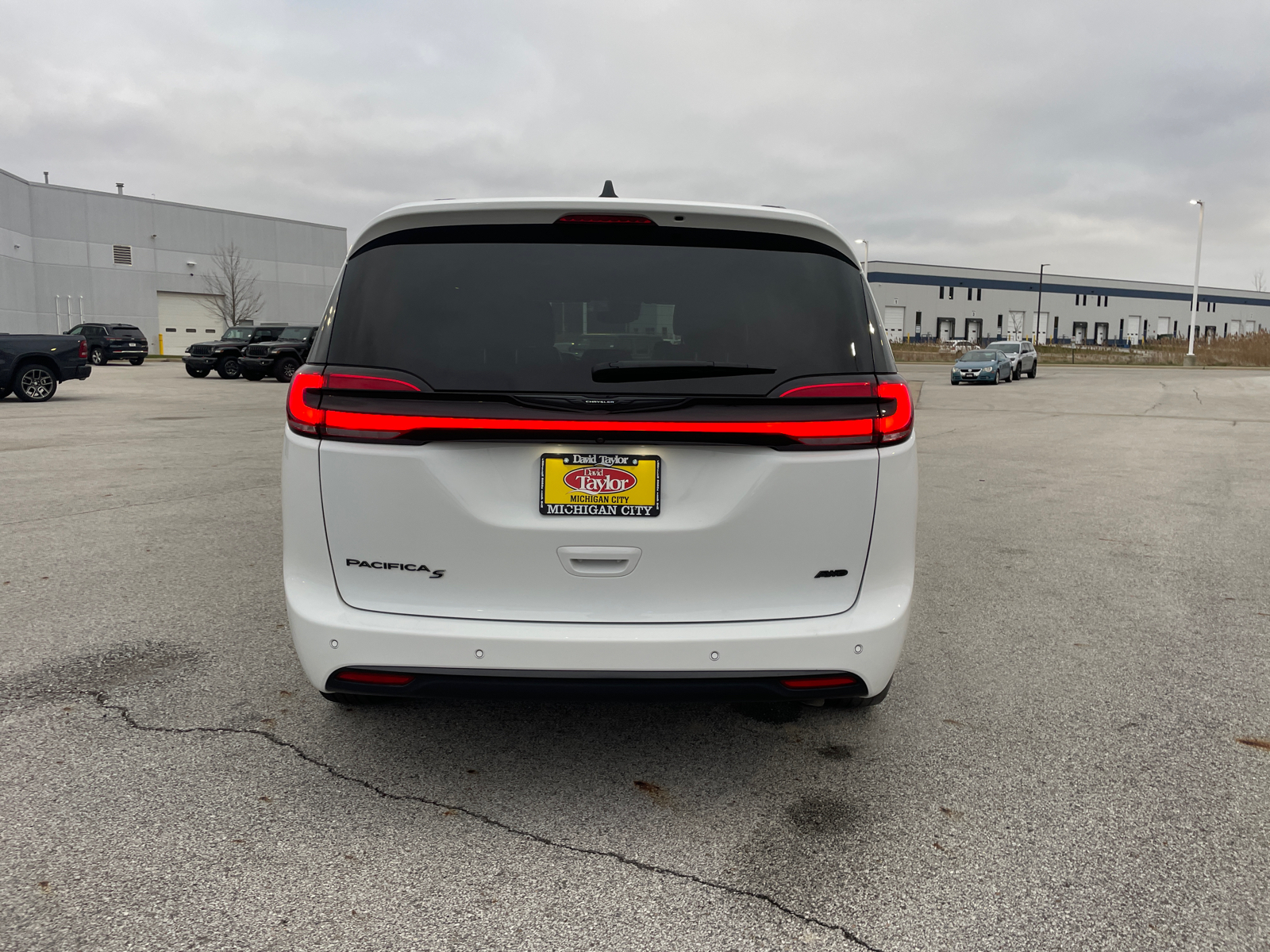 2023 Chrysler Pacifica Touring L 4