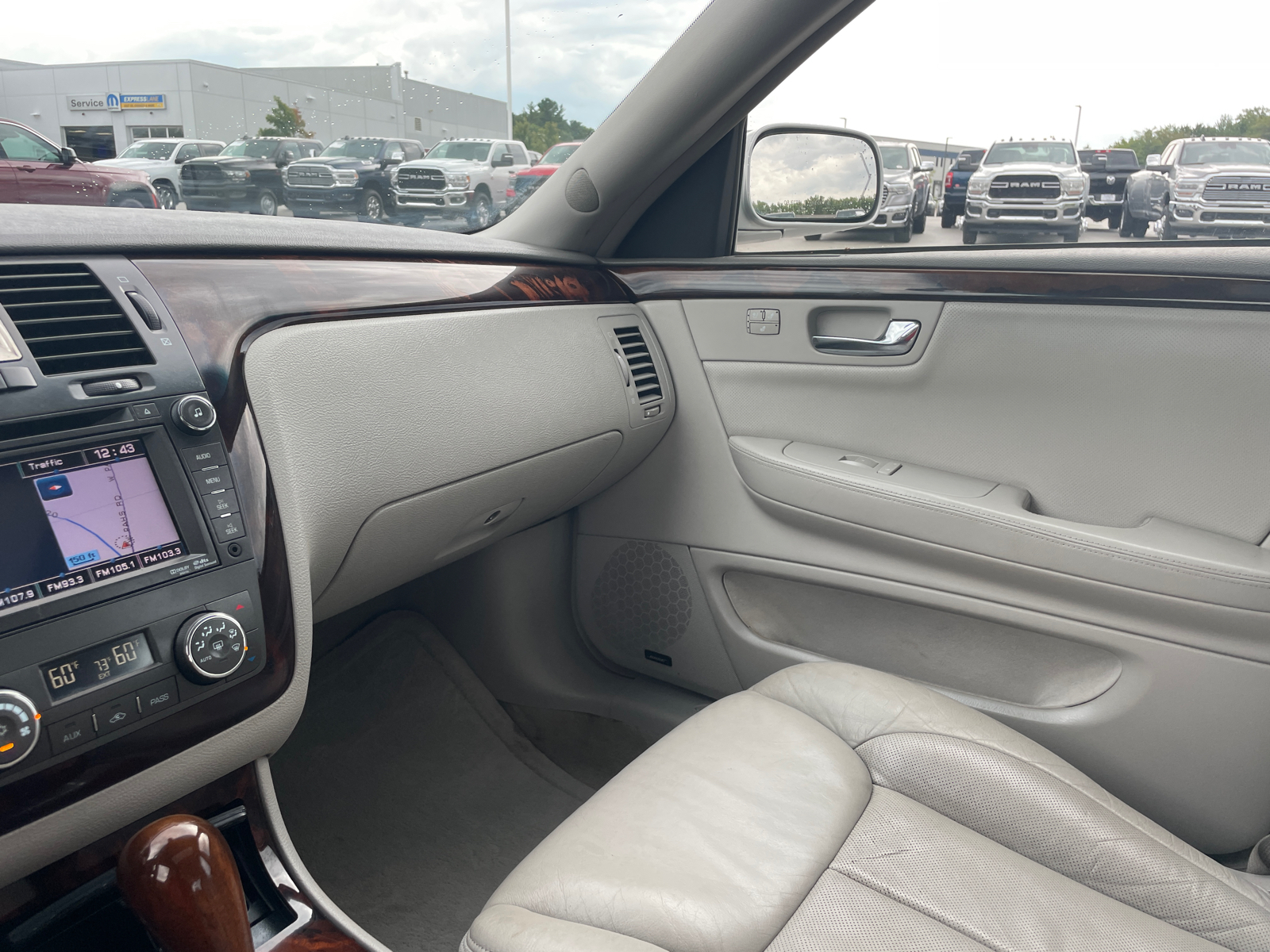 2011 Cadillac DTS Premium 21