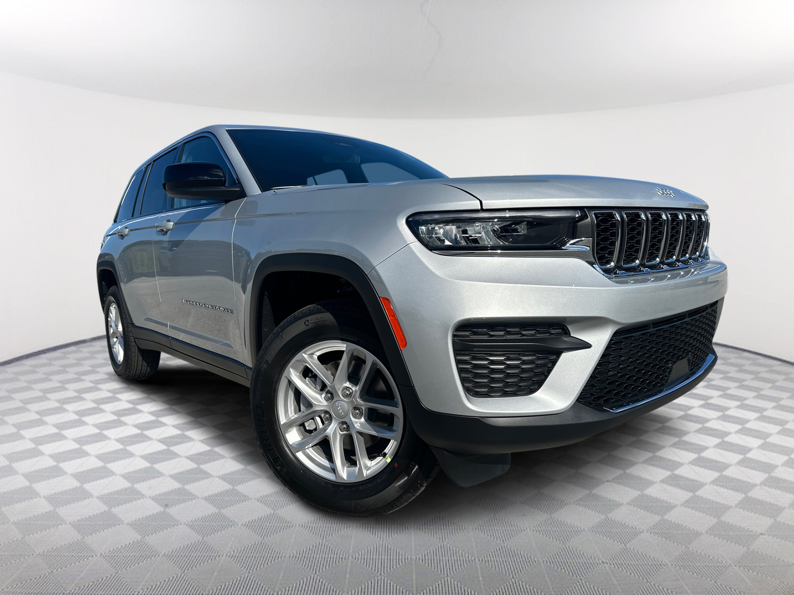 2024 Jeep Grand Cherokee Laredo 1